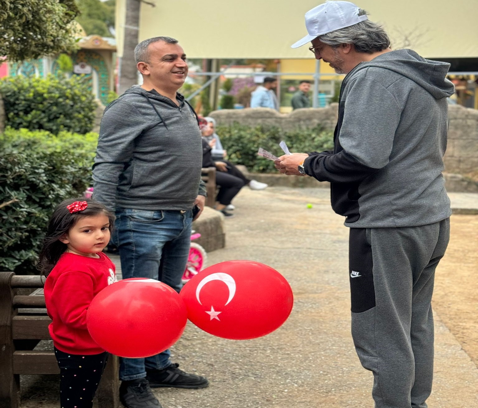 Zafer Partisi Alanya Belediye Başkan Adayı Dr. Tahsin Biner, Türk Bayraklı Balonlarla Karayollarından İskeleye Yürüdü